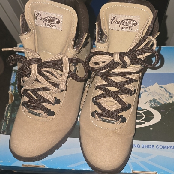 Vasque Women's Lace-Up Tan Boots